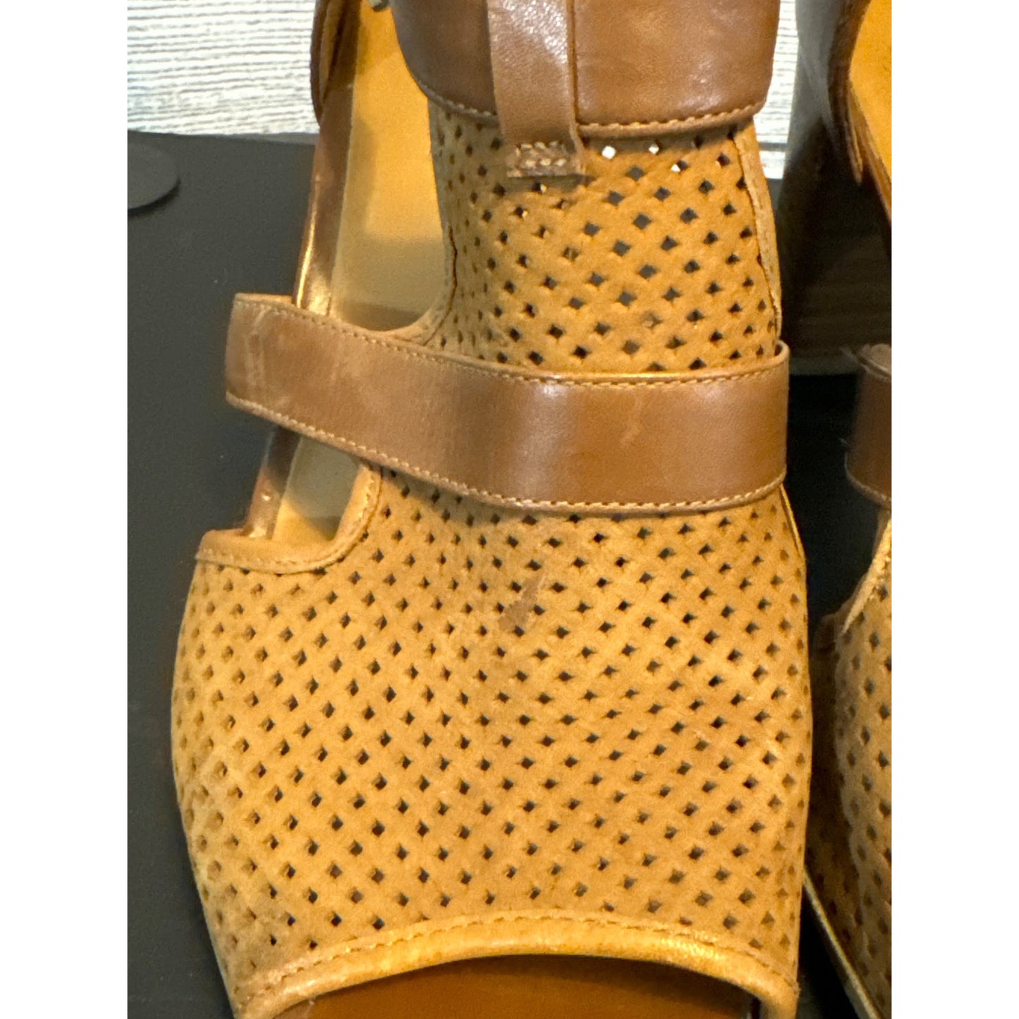 Naturalizer Tan Draft Sandal Size 7