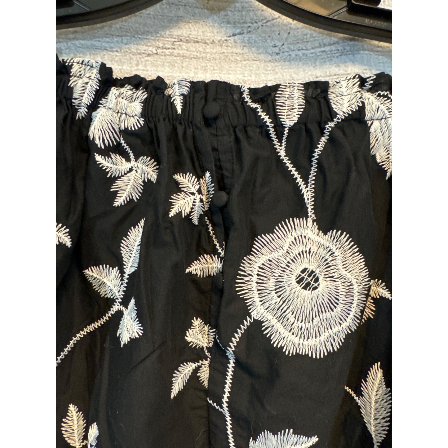 Who What Wear Black Floral Button Off-Shoulder Top XS