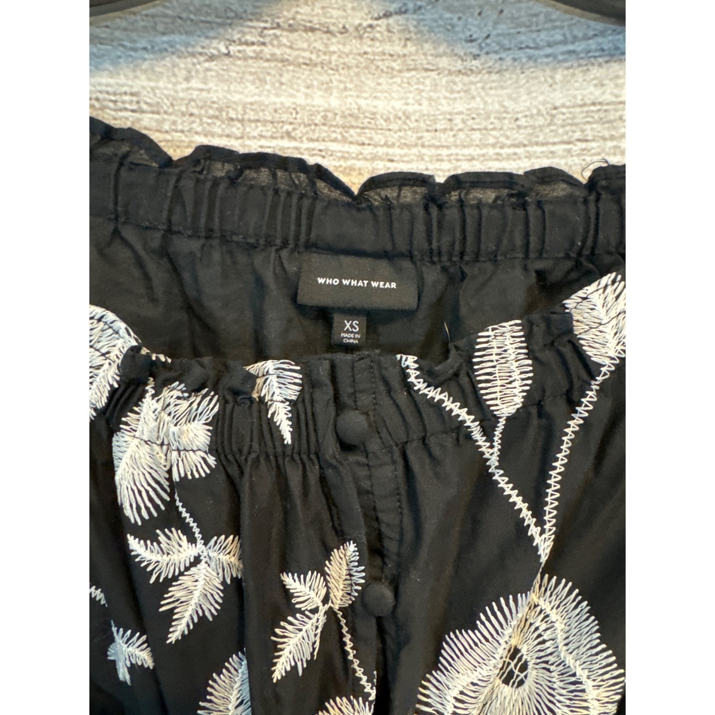 Who What Wear Black Floral Button Off-Shoulder Top XS
