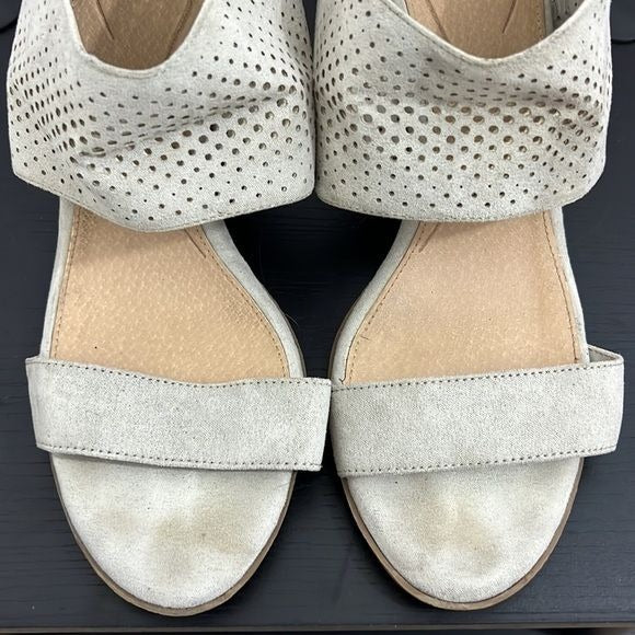 Beige open toe bootie
