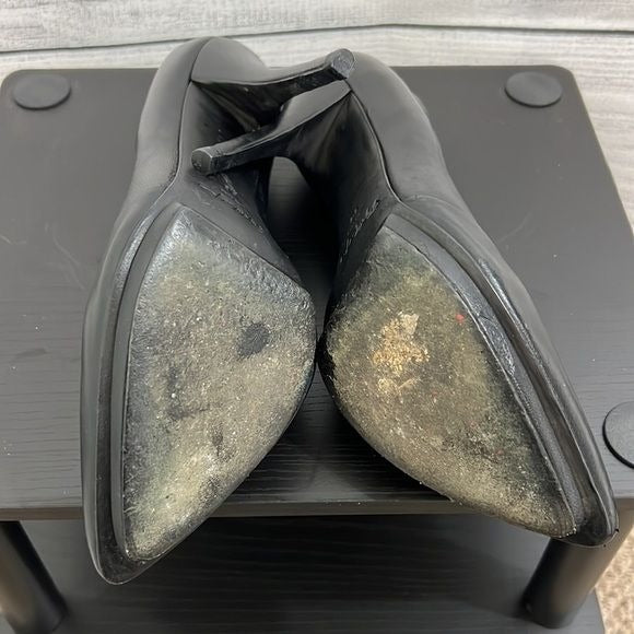 Elizabeth and James Black Pump