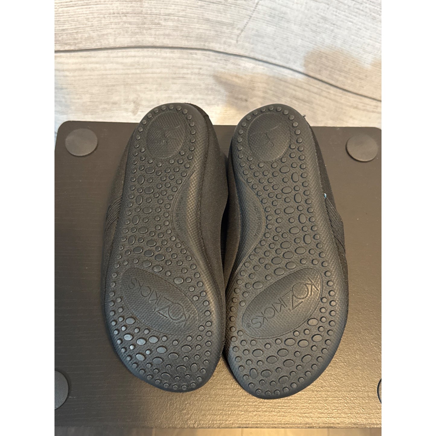 Kozi Kicks Black Indoor Slippers Size 7