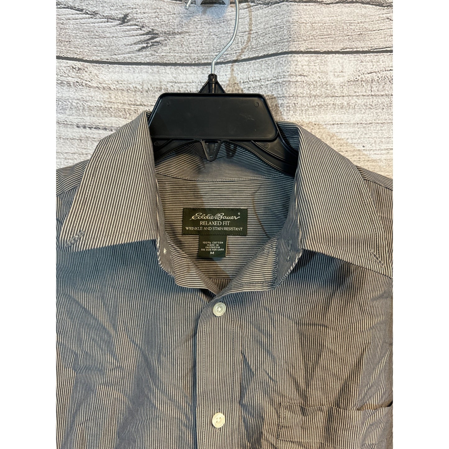 Eddie Bauer Mens Relaxed Fit Wrinkle and Stain Resistant Button-Up Shirt Size M
