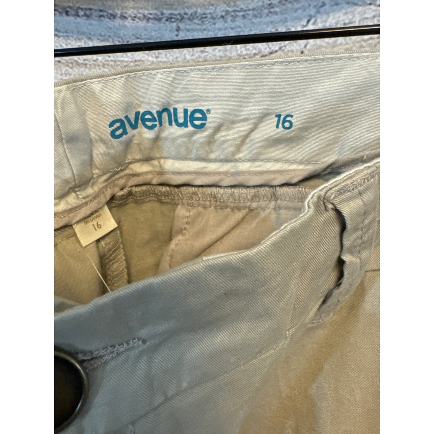 NWT Avenue Khaki Bermuda Shorts Size 16