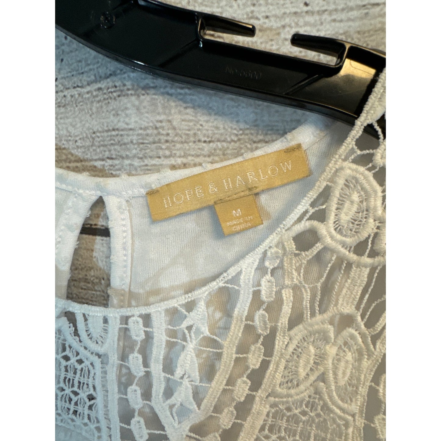 Hope & Harlow Sleeveless Top With Lace Detail Size M