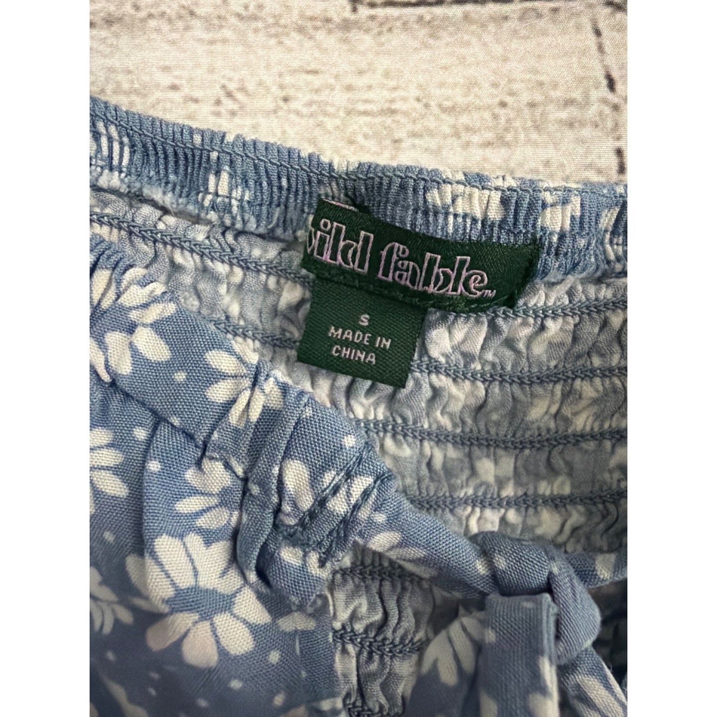 Wild Fable Blue Daisy Print Puff Sleeve Cropped Top With Peep Hole Size S