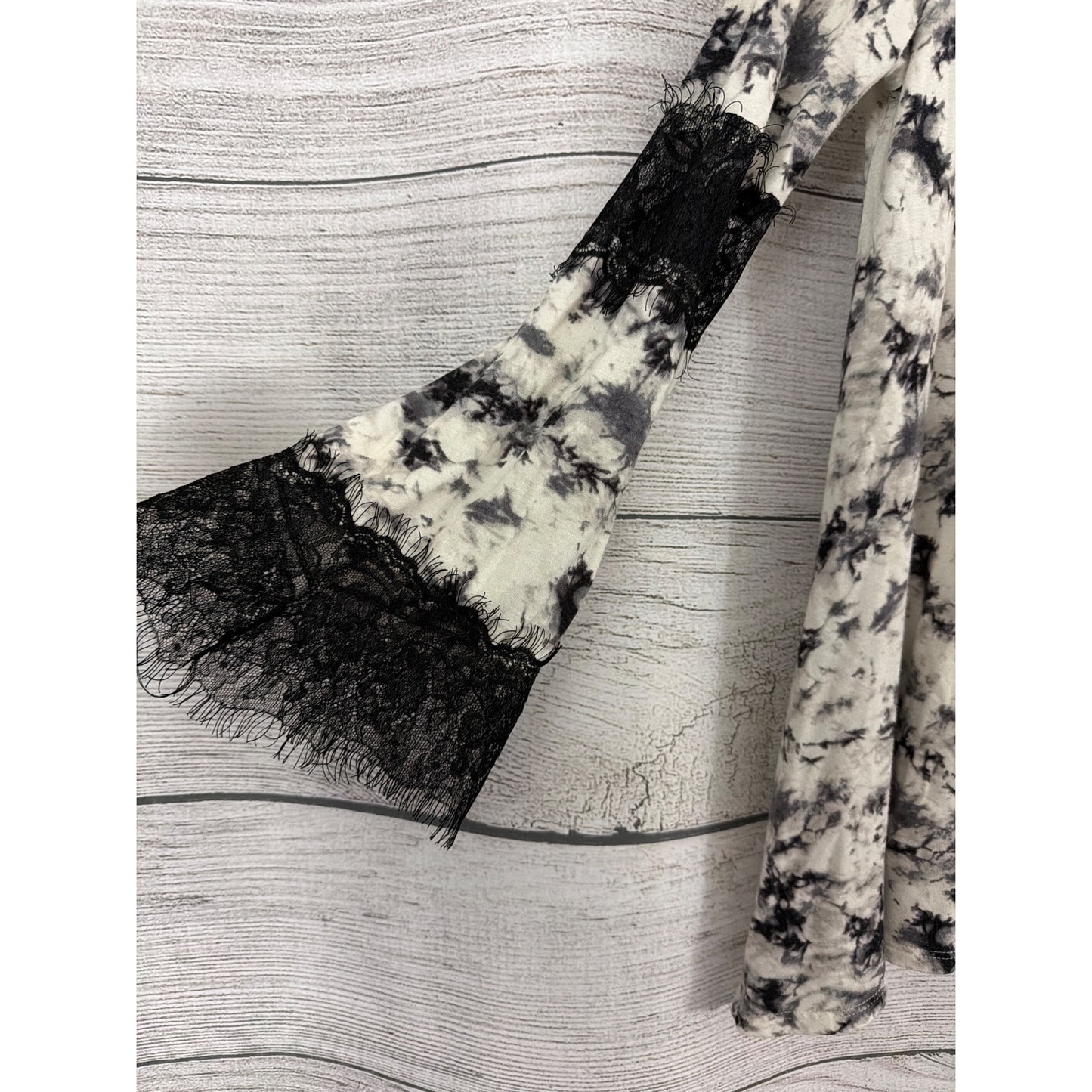 Romeo + Juliet Couture Tie-Dye Bell Sleeve Top W/ Lace Trim Size S